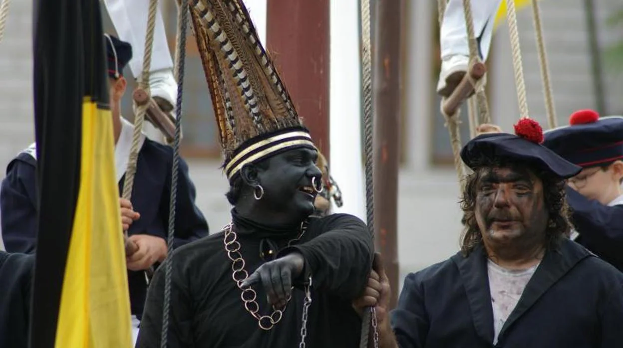 El «salvaje» va pintado de negro y con cadenas alrededor del cuello