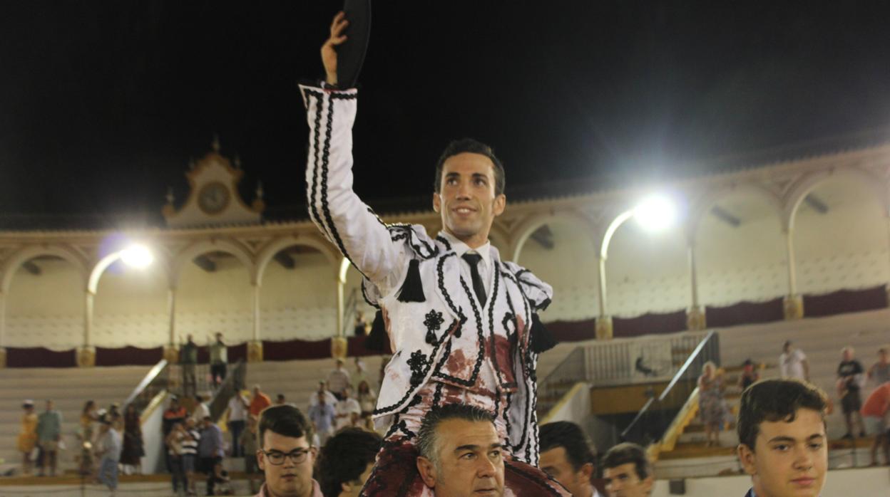 David de Miranda saliendo a hombros de la plaza antequerana