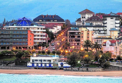 Este es un verano de duelo por el cierre del local que llenaba las veladas locales: «Buenas Noches Santander». Estaba situado sobre la playa de La Concha y abría hasta el amanecer