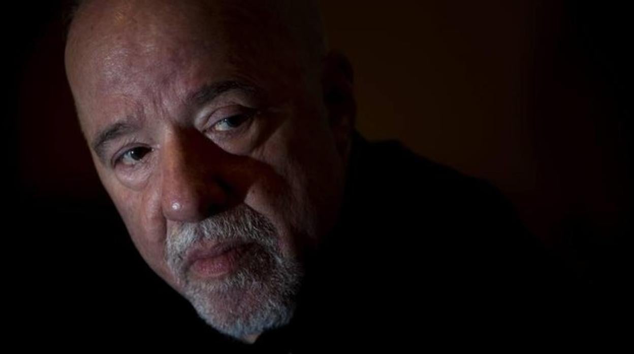 Paolo Coelho pide perdón a los franceses por la «histeria» de Bolsonaro