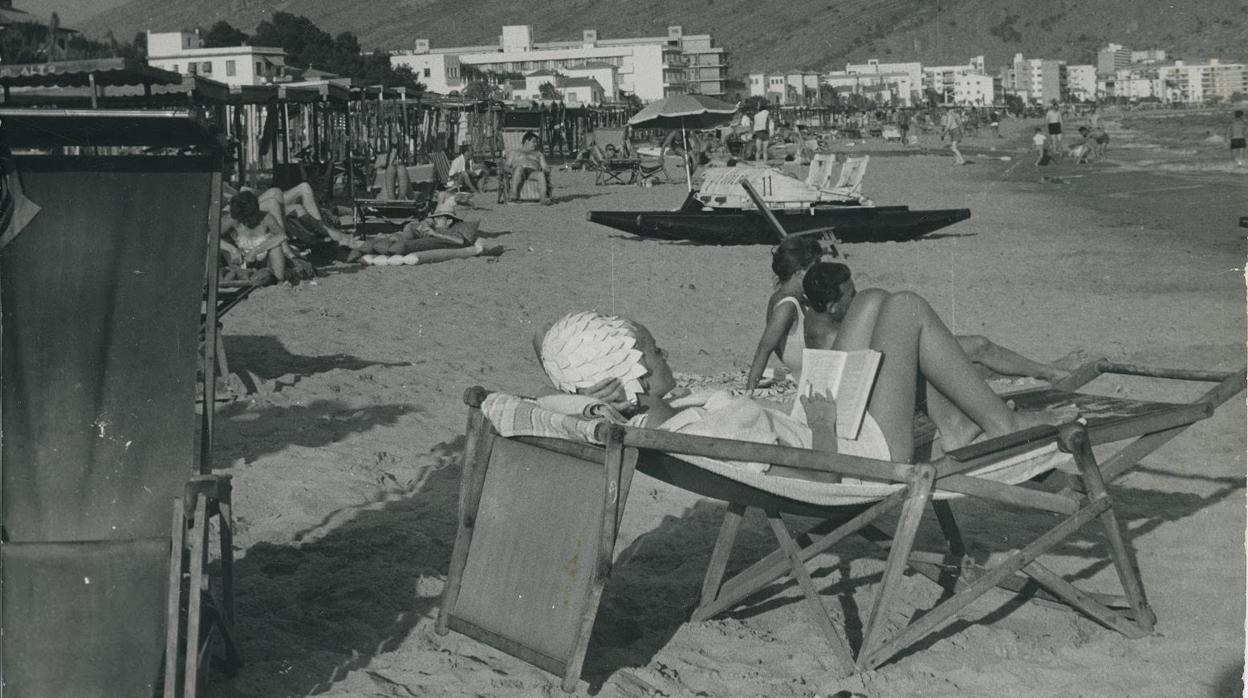 Una turista en la playa de Benidorm en 1962