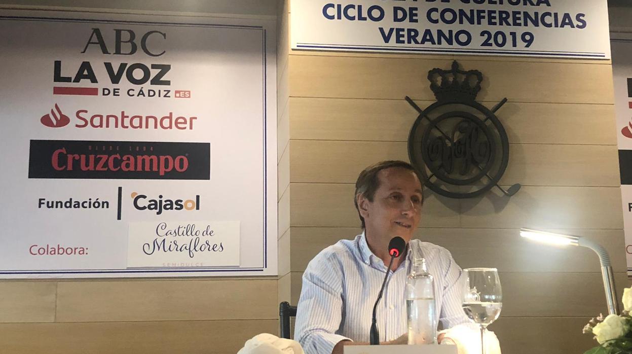 El periodista Carlos Cuesta destapa las alianzas separatistas en el ciclo de conferencias de Vistahermosa