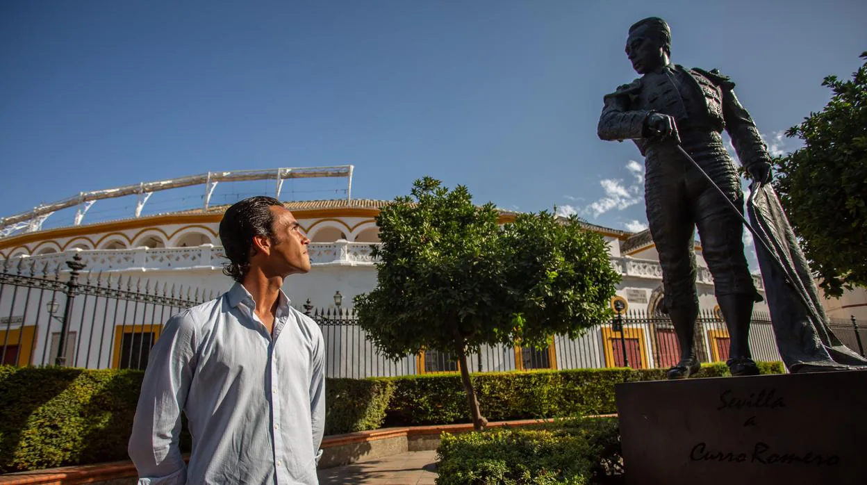 José Ruiz Muñoz, junto a la estatua de su tío, el maestro Curro Romero