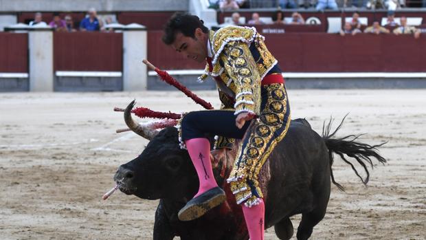 Sangre mexicana en el ruedo de Las Ventas: cornada de 25 centímetros a Arturo Macías