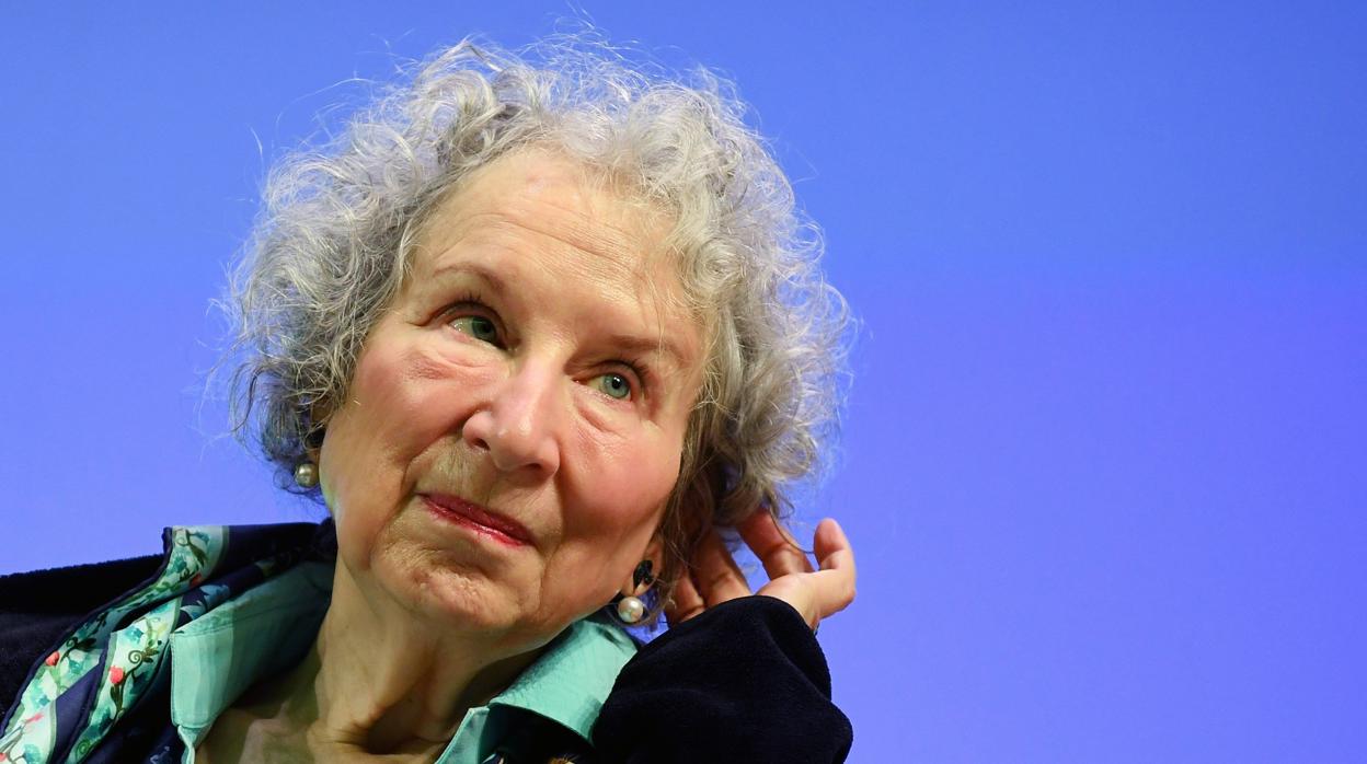La escritora canadiense Margaret Atwood, durante la rueda de prensa que ha ofrecido en Londres para presentar «Los testamentos», secuela de «El cuento de la criada»