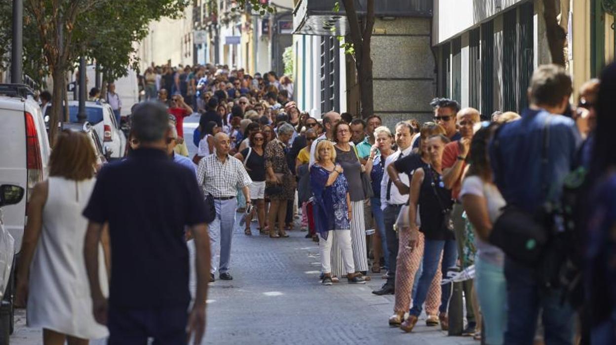 Ante la puerta de la SGAE se formaron ayer largas colas de gente. Sobre estas líneas, imagen de Camilo Sesto en su capilla ardiente