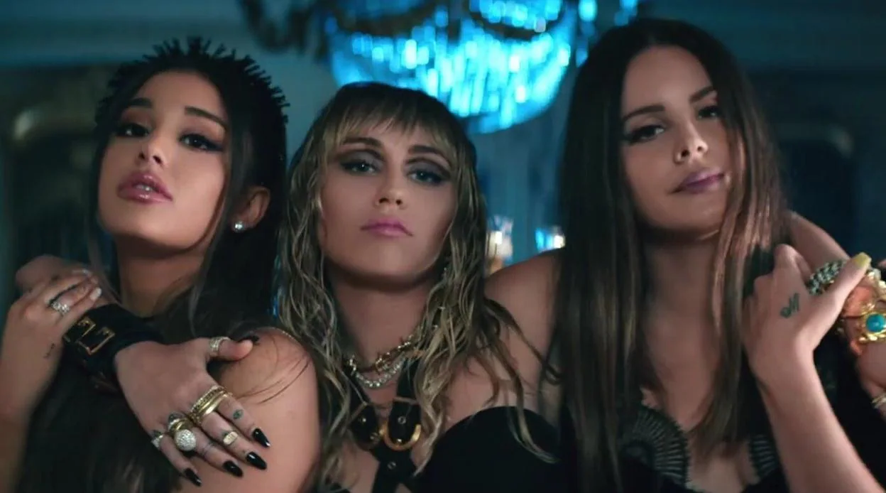 De izquierda a derecha, Ariana Grande, Miley Cyrusy Lana del Rey