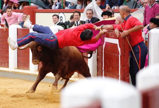 Momento de la cornada al monosabio