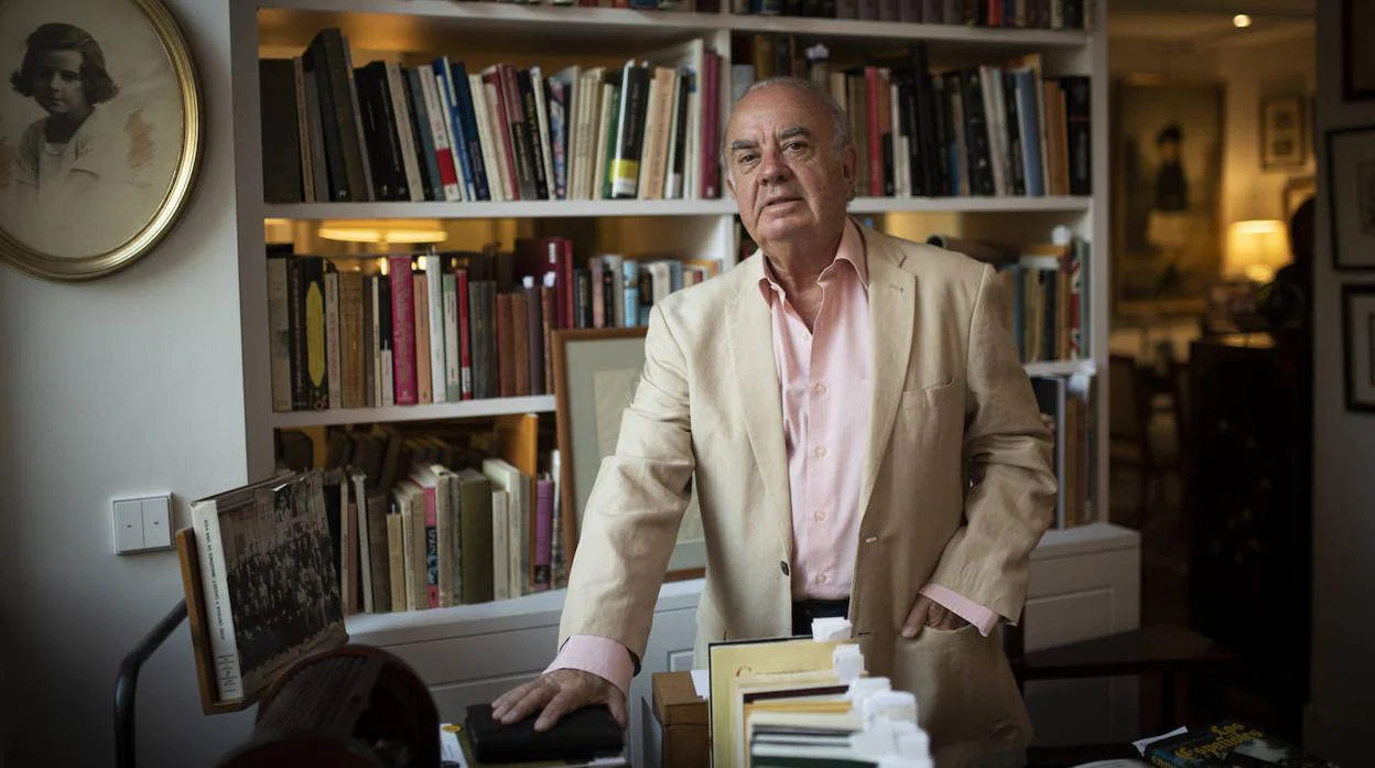 José Varela Ortega en el despacho de su casa