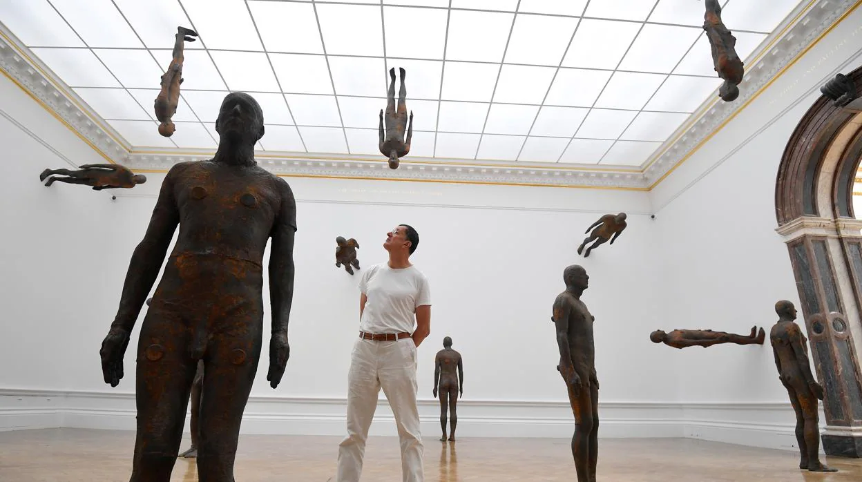 El artista, con algunas de sus esculturas en la Royal Academy de Londres