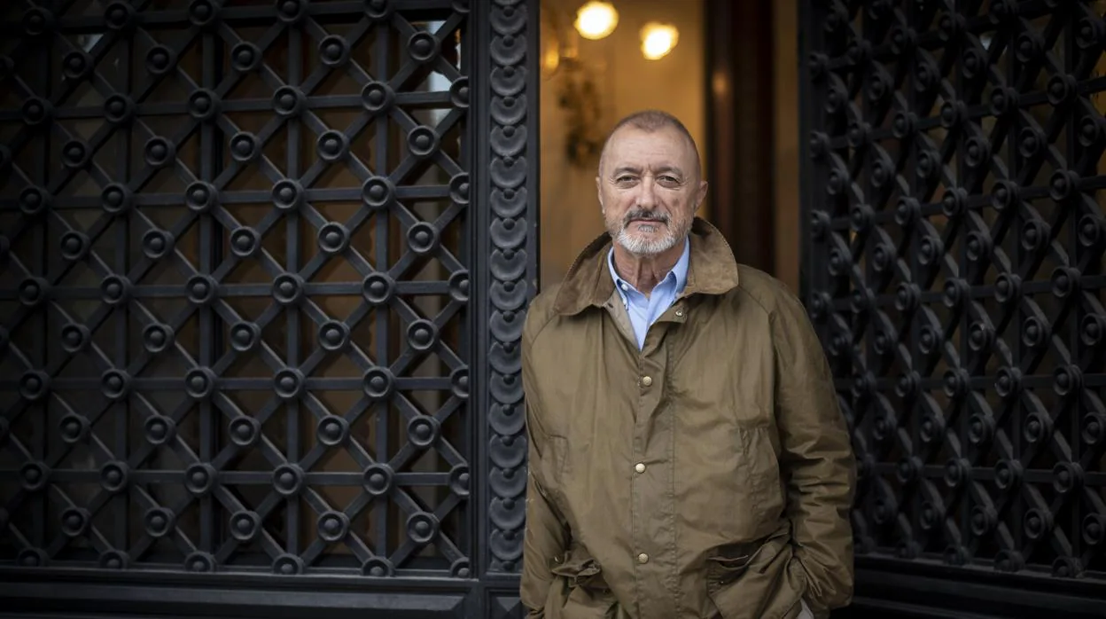 El escritor Arturo Pérez-Reverte, fotografiado en la entrada de la RAE