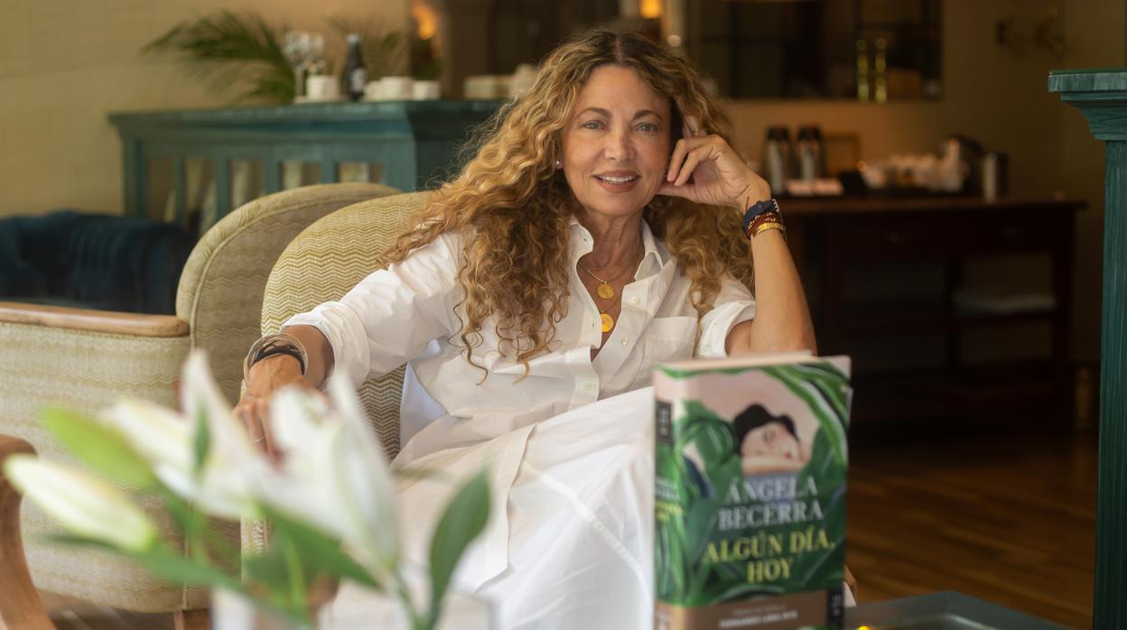 Ángela Becerra junto a la novela galardonada «Algún día, hoy»
