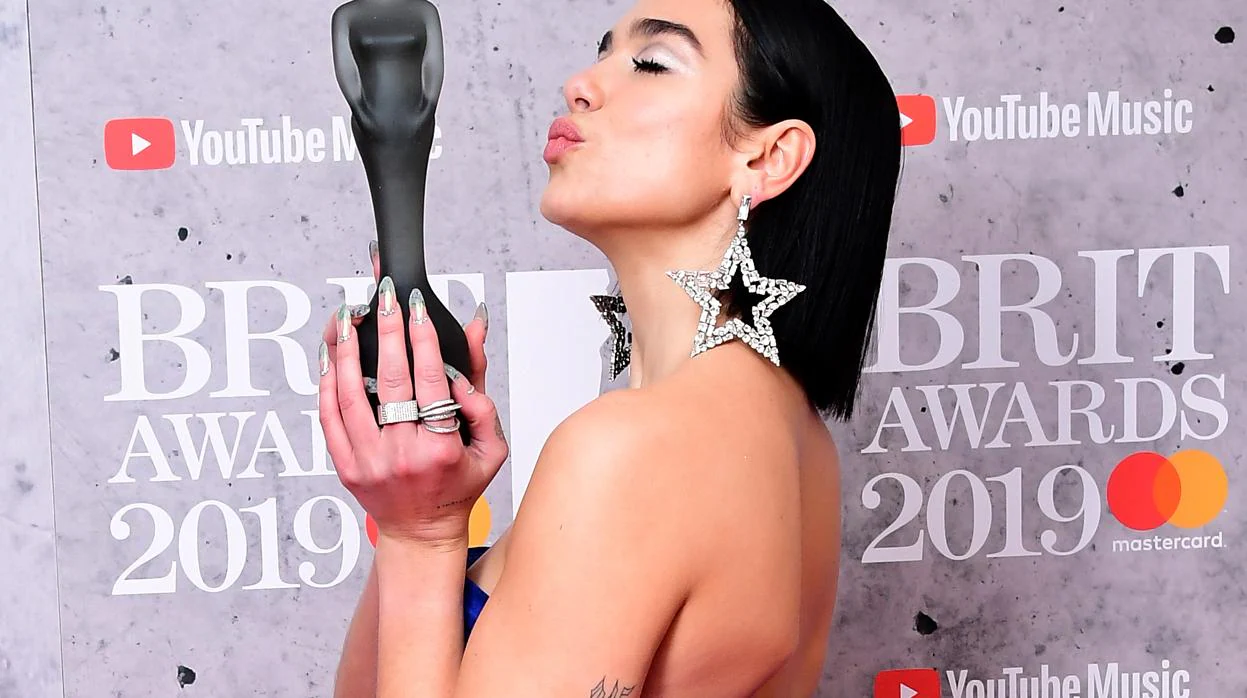 Dua Lipa con su premio de los Brit Awards 2019