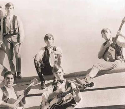 Bruce (a la derecha del todo), posando con su guitarra Kent junto a The Castiles