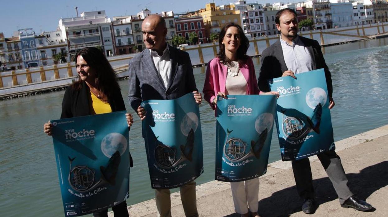 Guadalupe Fernández, Antonio Muñoz, Susana Cayuelas y Manuel Fernández con el cartel