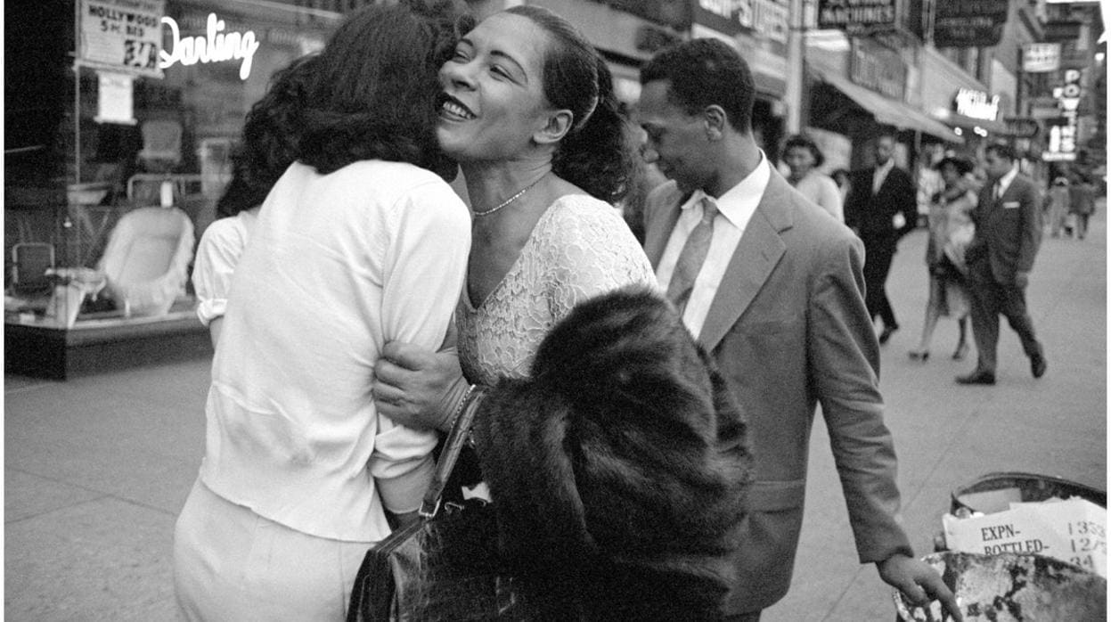 Billie Holiday, con su pianista Carl Drinkard al fondo, es saludada por una seguidora en Manhattan