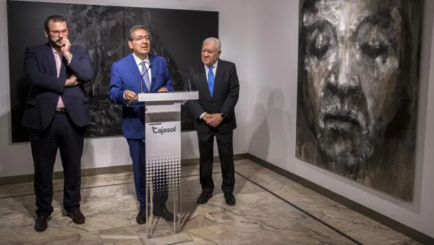Cajasol inaugura una muestra con obras de Chillida, Miró o Barceló