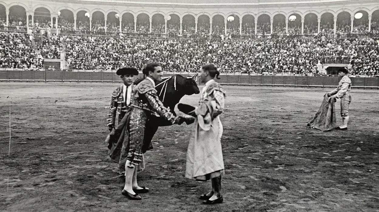 Fotografía de la alternativa de Chicuelo en la Real Maestranza en 1919