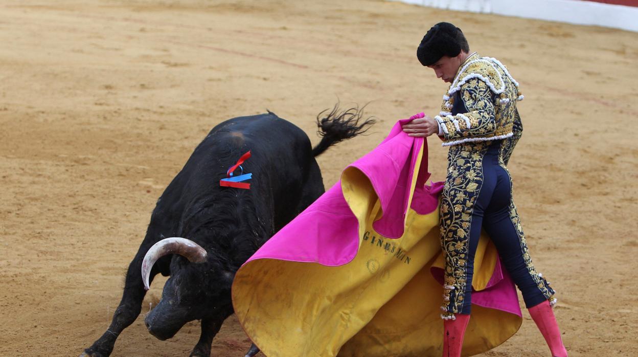 Ginés Marín, con el toro al que indultó