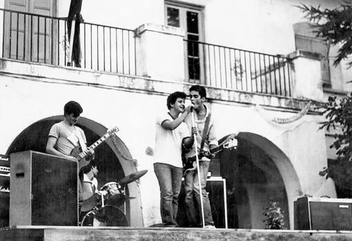 Los Nikis en uno de sus primeros conciertos, frente al Auntamiento de Villalba