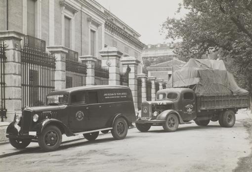 Furgoneta de la Junta y un camión militar ya cargado en el Museo del Prado. Vicente Moreno Díaz, 1937