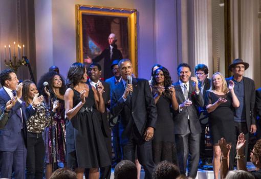 Obama, cantando en la Casa Blanca acompañado por varios músicos, varios de ellos del mítico sello Motown