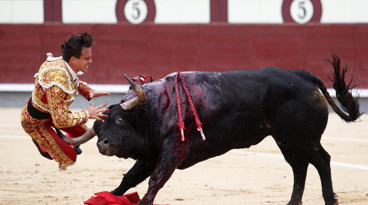 Momento de la cornada a Gonzalo Caballero