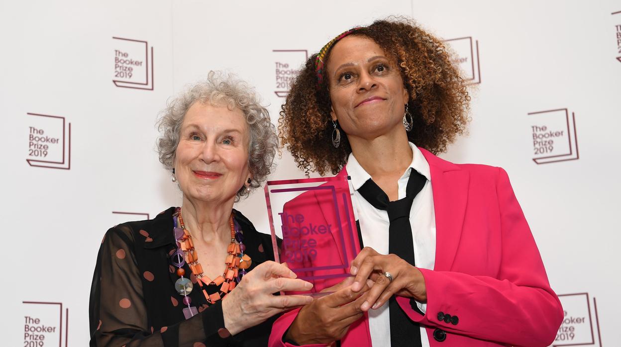 Margaret Atwood y Bernardine Evaristo ganan el premio literario Booker