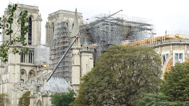 Notre Dame sigue en peligro de derrumbe