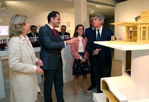 Inaguruación de la exposición. A la izquierda, Catalina Luca de Tena, presidenta-editora de ABC, con Ignacio Aguado (centro), vicepresidente de la Comunidad de Madrid, y Ángel Garrido, consejero de Transportes, Movilidad e Infraestructuras