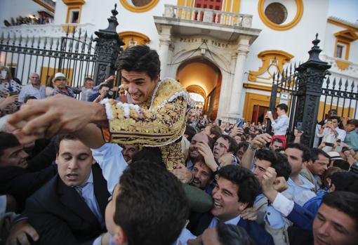 Pablo Aguado, por la Puerta del Príncipe