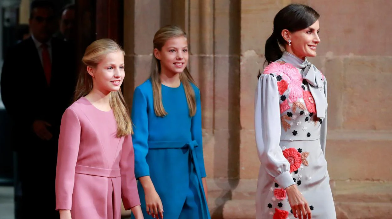 La reina Letizia (d) junto con sus hijas, la princesa Leonor (i) y la infanta Sofía (c) a su llegada al acto de recepción de los presidentes de los jurados