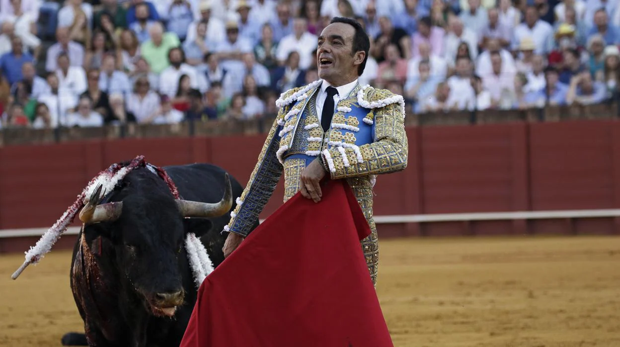 El Cid, en un desplante rematando una tanda de muletazos en la Feria de San Miguel