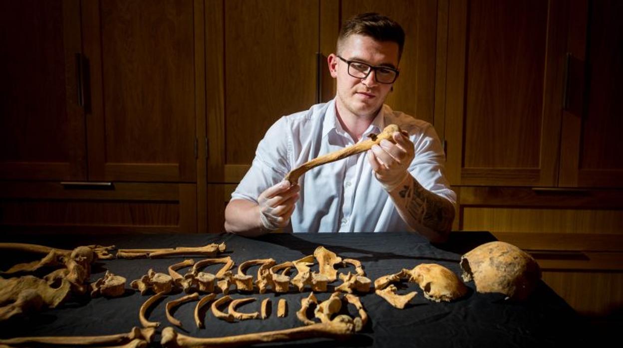 Alfred Hawkins examina uno de los esqueletos descubiertos en la Torre de Londres