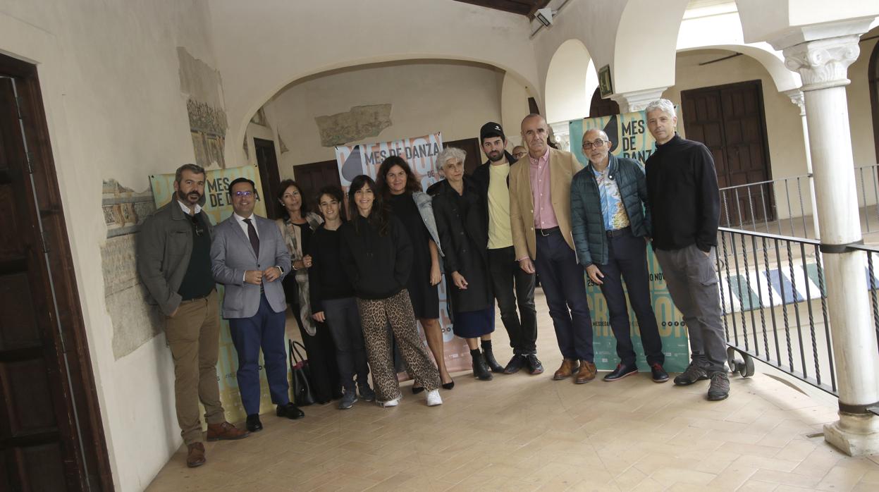 Antonio Muñoz y María González junto a participantes y colaboradores del Mes de Danza