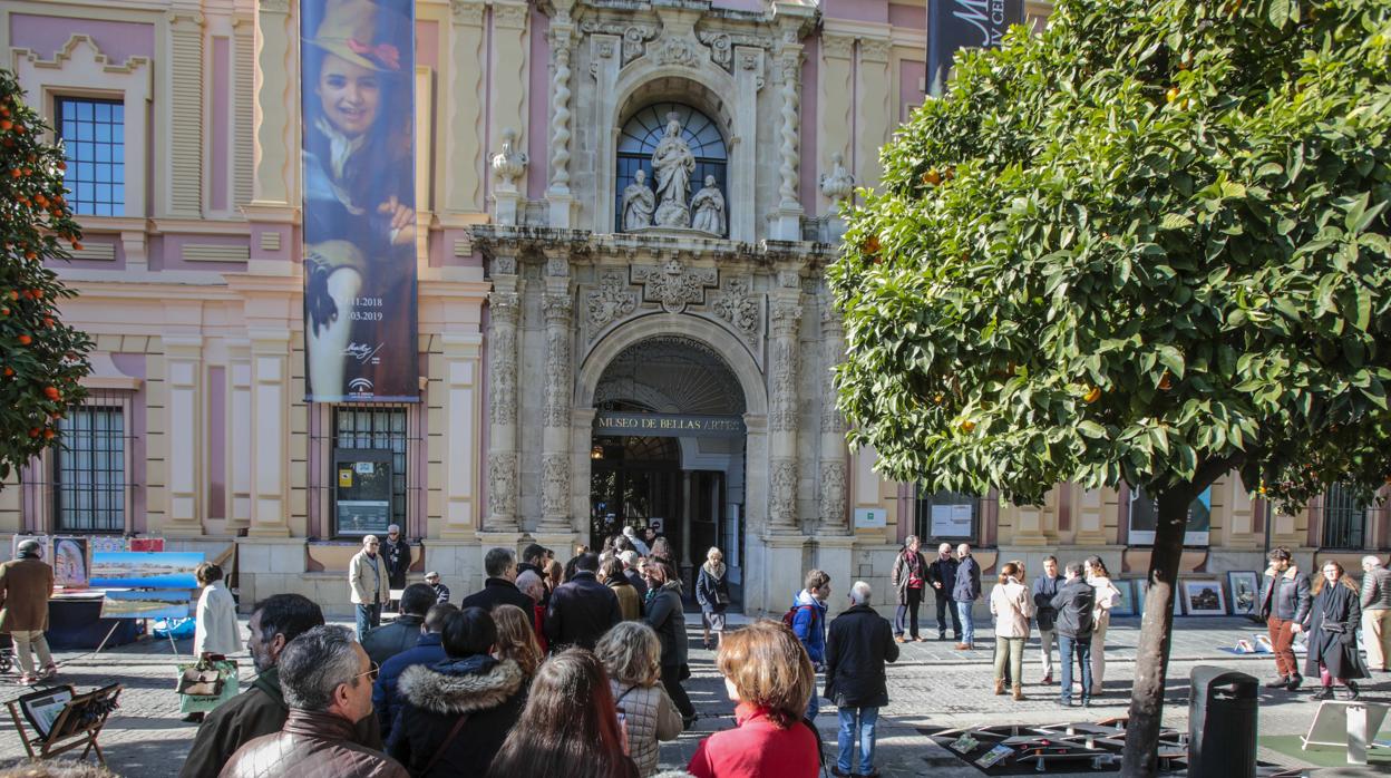 Colas para entrar en el museo de Bellas Artes de Sevilla