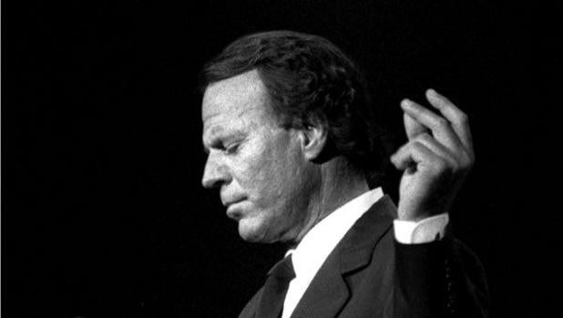 Así se hizo «Begin the Beguine», el clásico del gran coqueteador Julio Iglesias