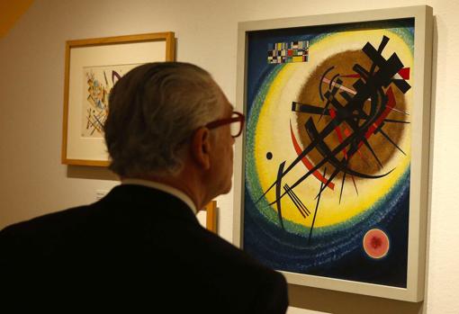 Evelio Acevedo, director gerente del Museo Thyssen, observa «En el óvalo claro» (1925), de Kandinsky