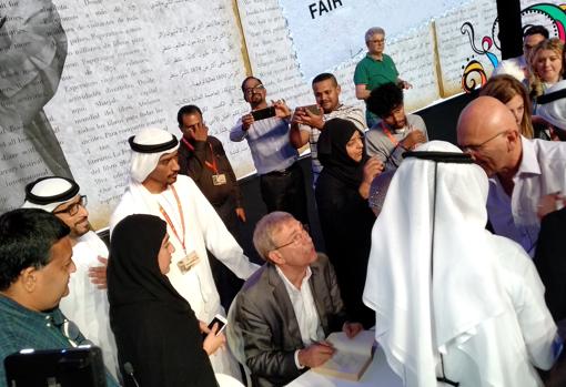 Pamuk firma ejemplares de sus libros en Sharjah