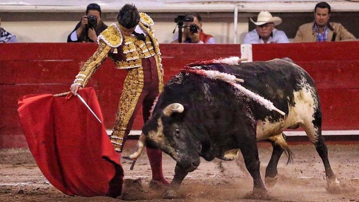 Un lance del diestro sevillano Pablo Aguado en La Monumental de Aguascalientes de México