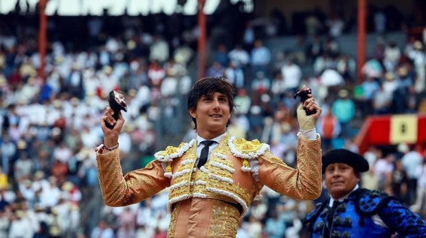 Roca Rey corta dos orejas al toro de su reaparición en Lima