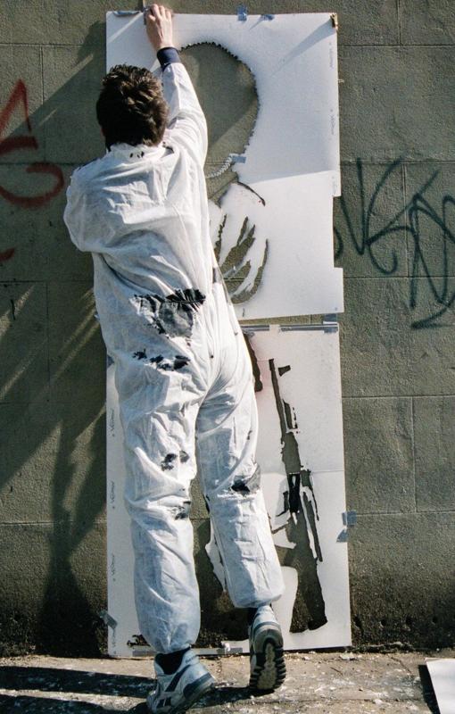 Banksy, en pleno proceso creativo