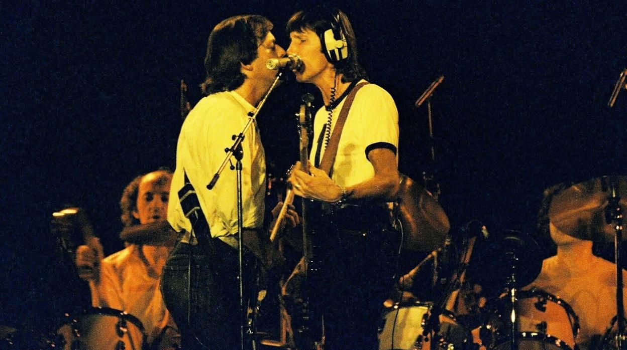 David Gilmour y Roger Waters durante un concierto en Londres en 1980