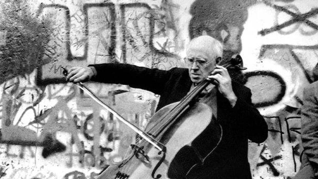 Rostropovich, tocando delante delante de los resto Muro el 11 denoviembre de 1989