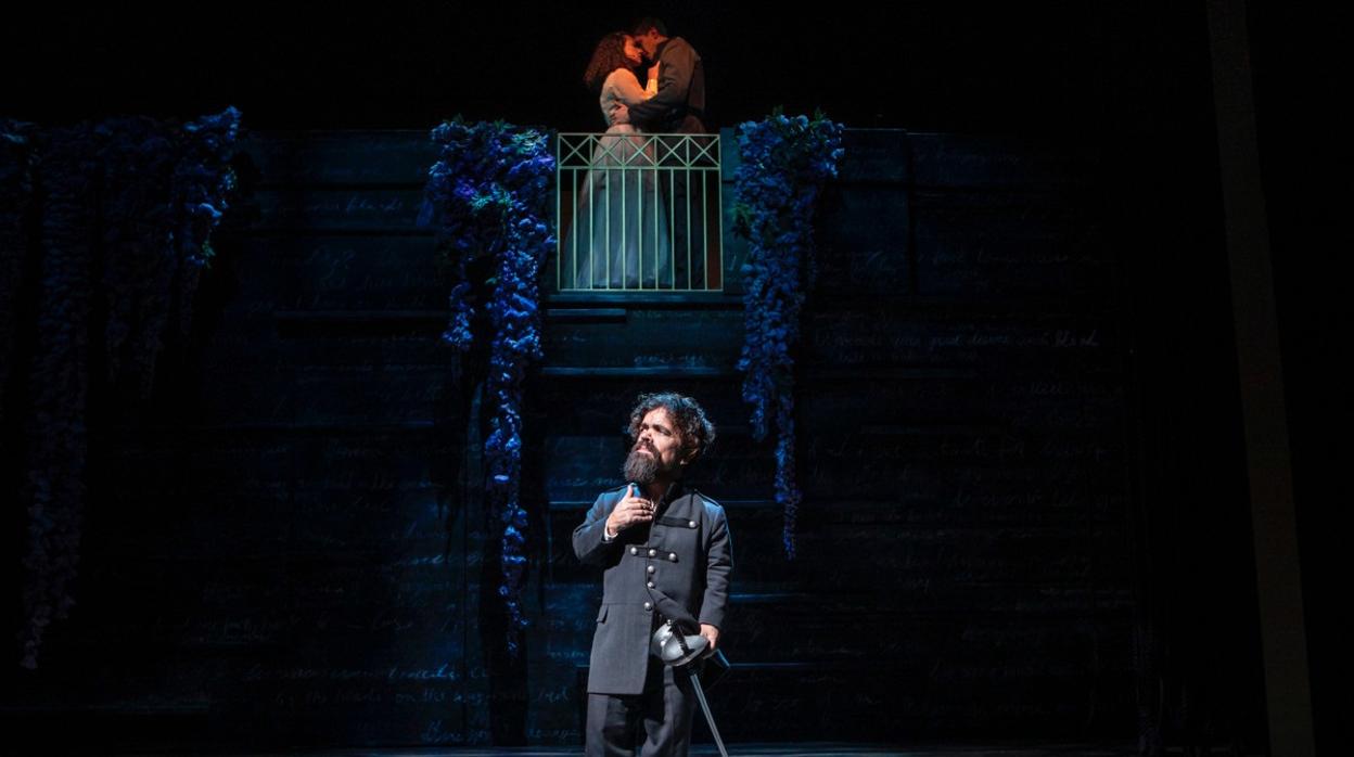 Peter Dinklage, en una escena de Cyrano