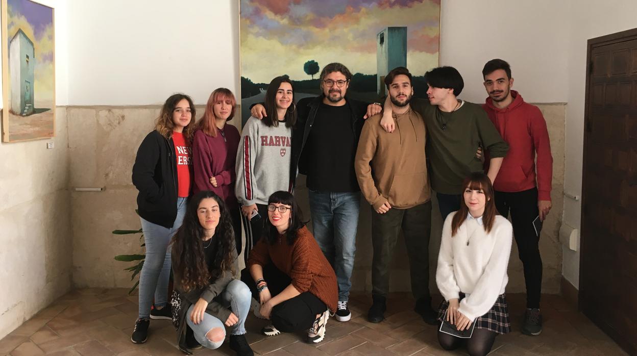 El artista, en el centro, rodeado de sus alumnos del instituto de Écija