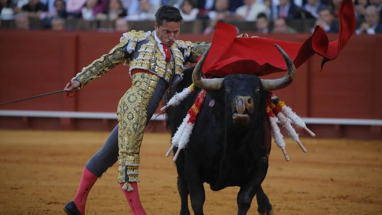 Diego Urdiales, «barriéndole el lomo» a un toro de Juan Pedro Domecq en la pasada feria