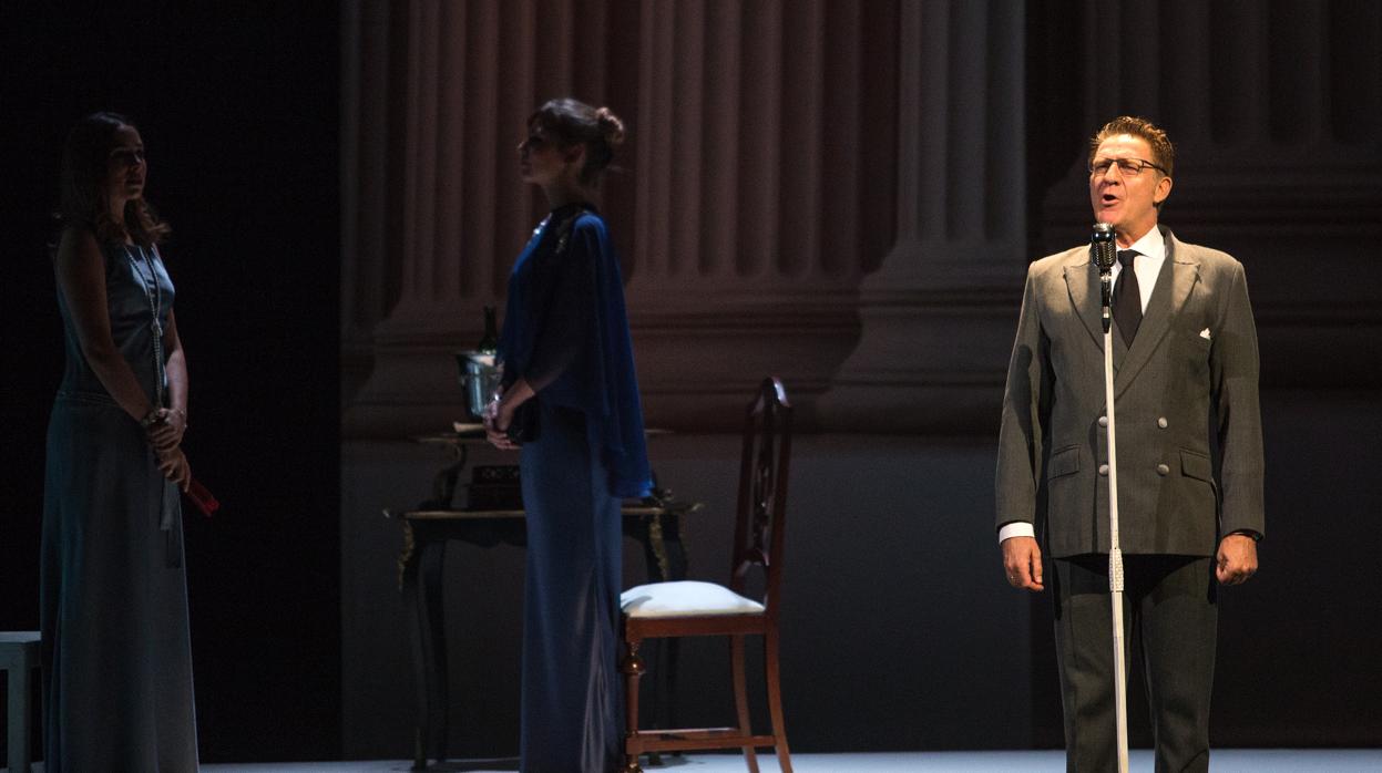 Juanjo Artero, Candela Serrat y Ania Hernández, en una escena de la obra