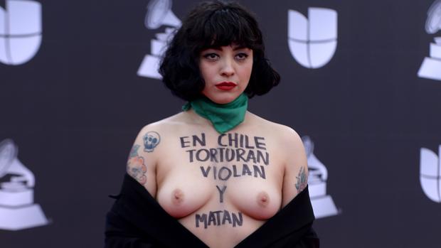 Mon Laferte se desnuda en los Grammy Latinos para pedir justicia y reivindicar la lucha de los jóvenes en Chile