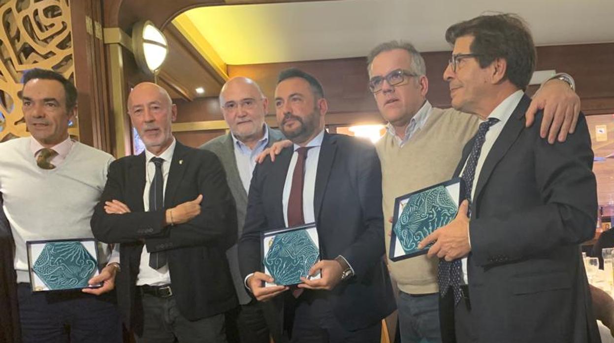 El Cid, Paco March, Ángel González Abad, Germán Estela, Ignacio Frauca y Joaquín Luna, durante la entrega de los premios de la Federación Taurina de Cataluña